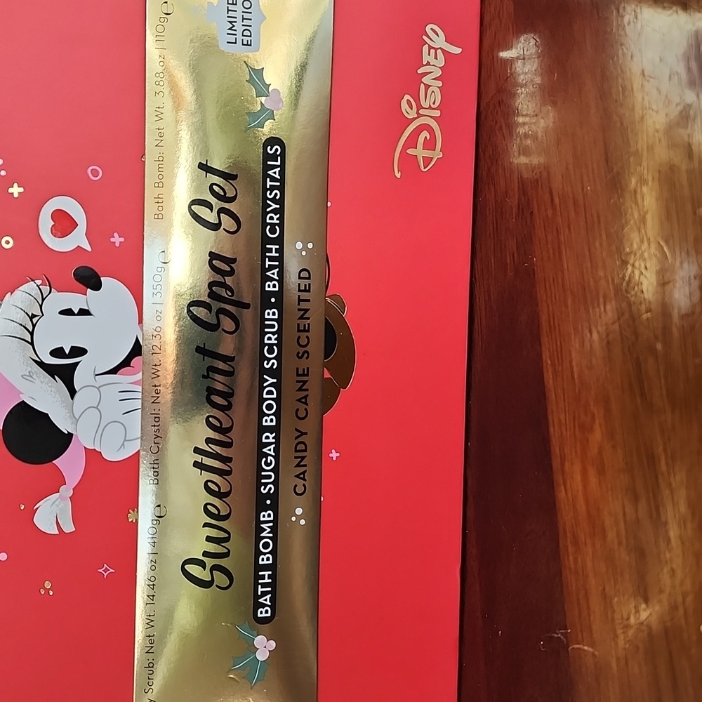 The Creme Shop Disney Red Sweetheart Spa Collection. Limited Edition - Picture 2 of 7